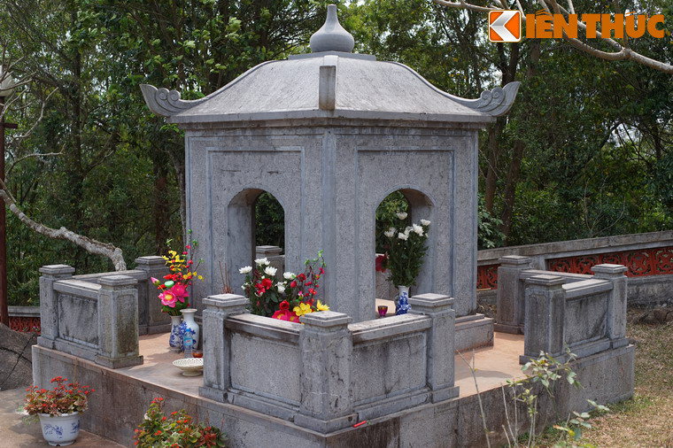 Mộ được mở cửa hình vòm ra 4 phía, mái tạo dáng cong ở các góc, đỉnh mộ gắn quả cầu tròn.