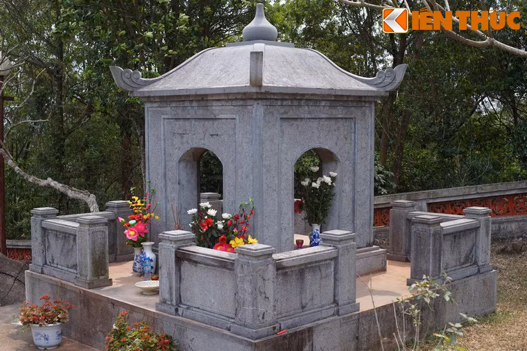 Mộ được mở cửa hình vòm ra 4 phía, mái tạo dáng cong ở các góc, đỉnh mộ gắn quả cầu tròn.