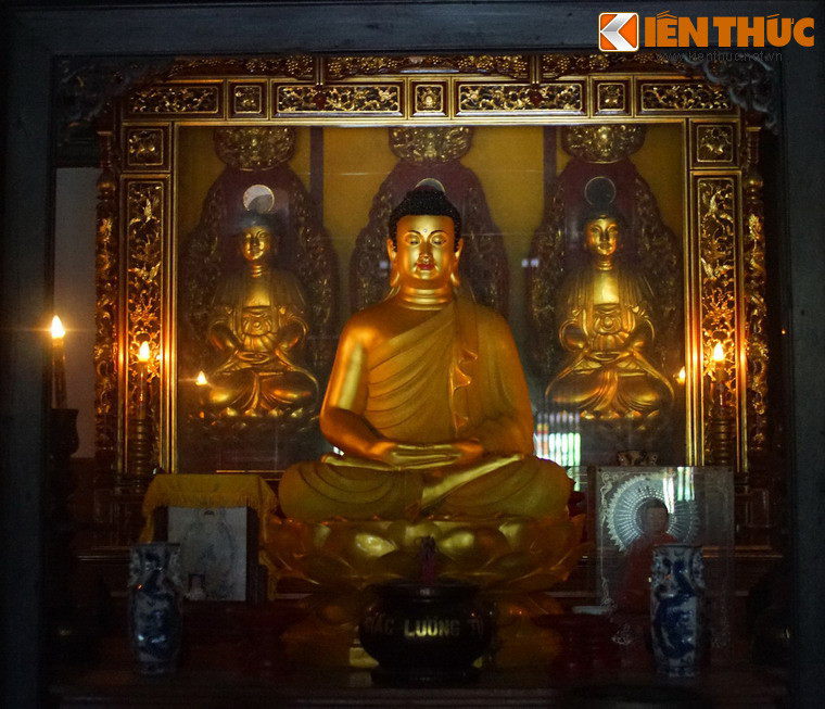 Chùa thờ Phật, các thánh Quan Công, Quan Bình, Châu Xương và 12 vị thủy tổ các dòng họ có công lập làng.