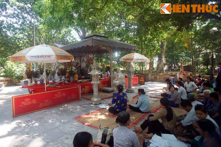 Theo sách “Đại Việt sử ký toàn thư”, Kinh Dương Vương tên húy là Lộc Tục, là cháu ba đời của Viêm Đế họ Thần Nông. Từ khi sinh ra tư chất ông đã thông minh hơn người, vua cha rất muốn nhường ngôi cho. Song Lộc Tục lại là một người con hiếu thảo nên nhường ngôi cho anh là Đế Nghi.