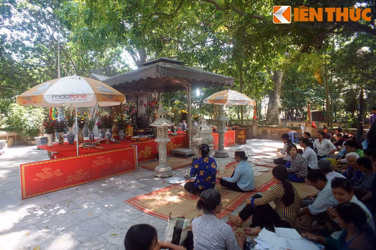 Theo sách “Đại Việt sử ký toàn thư”, Kinh Dương Vương tên húy là Lộc Tục, là cháu ba đời của Viêm Đế họ Thần Nông. Từ khi sinh ra tư chất ông đã thông minh hơn người, vua cha rất muốn nhường ngôi cho. Song Lộc Tục lại là một người con hiếu thảo nên nhường ngôi cho anh là Đế Nghi.