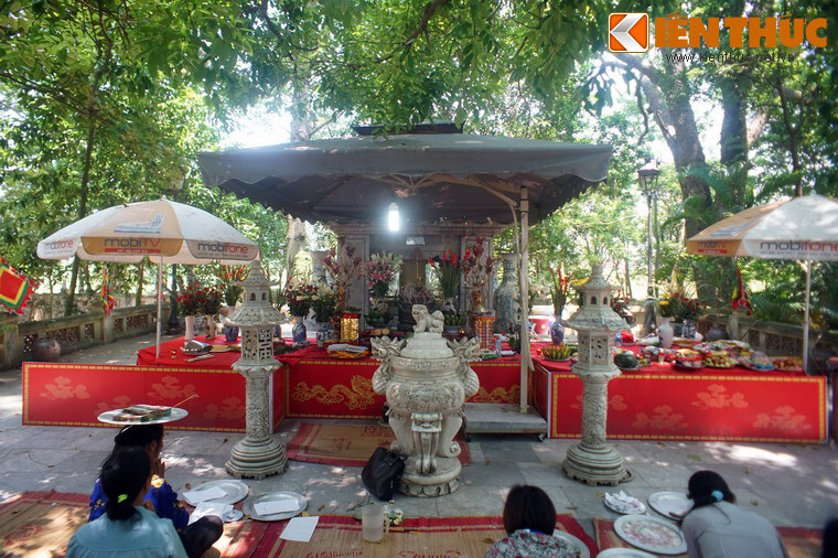 Lăng được xây bằng đá theo kiến trúc tâm linh truyền thống với hai tầng mái. Trước cửa lăng có ba bệ thờ.