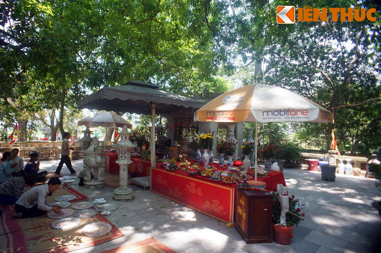 Vua cha bèn chia đất nước làm hai, giao cho Đế Nghi làm vua phương Bắc, Lộc Tục làm vua phương Nam – hiệu là Kinh Dương Vương. Sau này Vua Kinh Dương Vương lấy con gái vua hồ Động Đình sinh ra Lạc Long Quân.