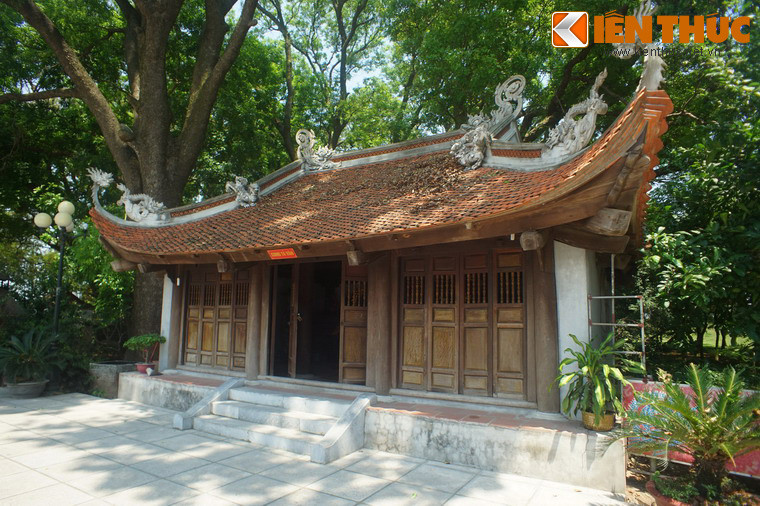 Trong khuôn viên lăng còn các công trình khác, bao gồm nhà khách, các Văn chỉ, Võ chỉ ở hai bên sân trước.