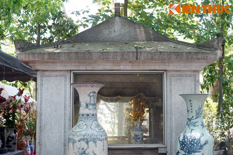 Mộ phần được bảo vệ phía trong lăng.