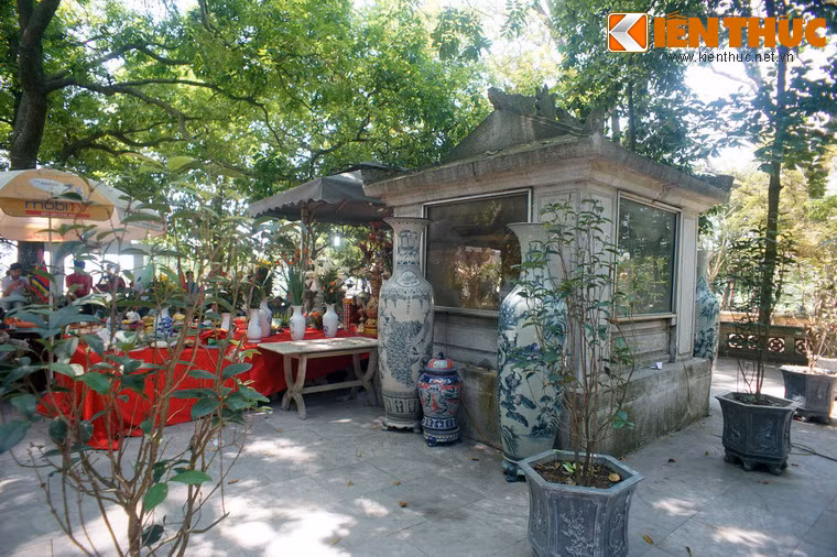 Lạc Long Quân lấy vợ là Âu Cơ, sinh ra được một trăm trứng nở ra trăm người con trai. Rồi hai người từ biệt nhau, 50 con theo mẹ lên núi, 50 con theo cha về biển Nam. Lạc Long Quân phong con trưởng làm Hùng Vương. Các Vua Hùng từ đó cai quản đất nước kéo dài đến 18 đời...