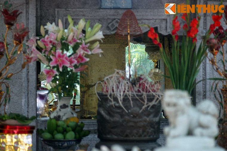 Trước mộ có tấm bia đá xanh cao 1,05m, rộng 0,45m, khắc dòng chữ “Kinh Dương Vương lăng”. Bia được lập năm 1940, dưới triều vua Minh Mạng.