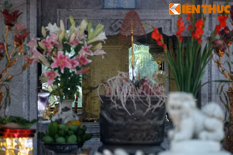 Trước mộ có tấm bia đá xanh cao 1,05m, rộng 0,45m, khắc dòng chữ “Kinh Dương Vương lăng”. Bia được lập năm 1940, dưới triều vua Minh Mạng.