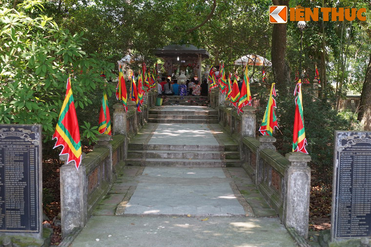 Khuôn viên khu lăng mộ rộng hàng chục nghìn mét vuông, được bao phủ bởi nhiều cây xanh. Ở vị trí trung tâm, lăng mộ Kinh Dương Vương nằm trên một nền đất cao có đường lát đá gồm nhiều cấp dẫn vào.