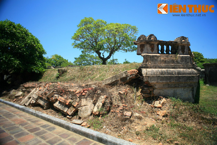 Điện Kiến Trung là một trong những phế tích lớn nhất trong Hoàng thành Huế. Cung điện đồ sộ này được vua Khải Định cho xây vào năm 1921-1923 làm nơi sinh hoạt của vua trong hoàng cung. Công trình bị phá huỷ tháng 12/1946 trong cuộc kháng chiến chống Pháp.