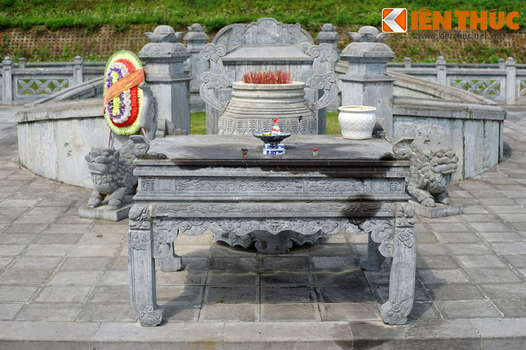 Trước lối vào mộ có một hương án làm bằng đá chạm trổ tinh xảo. Sau hương án là lư hương, cũng làm bằng đá.