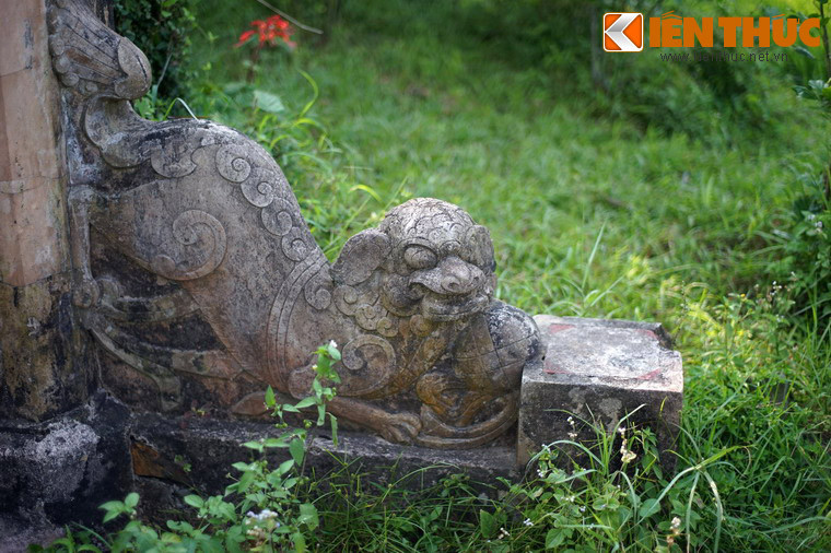 Tượng nghê trước cổng mộ.