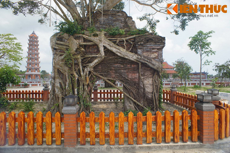 Chiếc cổng cũ của chùa Hoằng Phúc được lưu giữ như một chứng tích lịch sử.