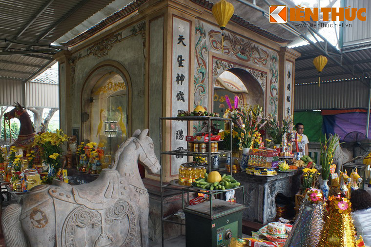 Trung tâm khu lăng mộ là một tòa tiểu đình có bốn mặt, xây theo kiểu kiến trúc tâm linh truyền thống của người Việt.