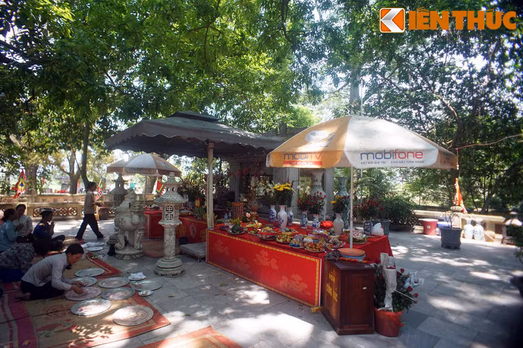 Vua cha bèn chia đất nước làm hai, giao cho Đế Nghi làm vua phương Bắc, Lộc Tục làm vua phương Nam – hiệu là Kinh Dương Vương. Sau này Vua Kinh Dương Vương lấy con gái vua hồ Động Đình sinh ra Lạc Long Quân.