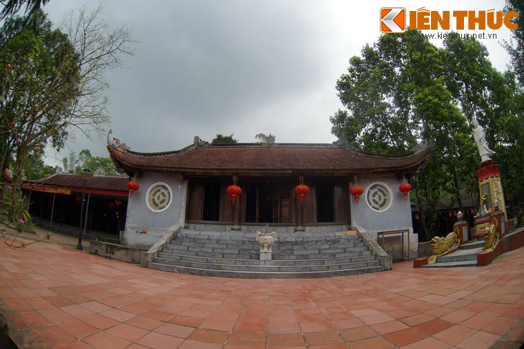 Năm 1901, Tổng đốc An Tĩnh là Đào Tấn đã cho tái thiết chùa Thiên Tượng. Ngày nay khuôn viên chùa rộng chừng 150.000 m2, gồm nhiều hạng mục dàn trải trong khung cảnh hùng vĩ của núi Thiên Tượng. Ảnh: Tòa Tam Bảo (giữa), nhà thờ Tổ (trái) và đài Quan Âm (phải) của chùa.