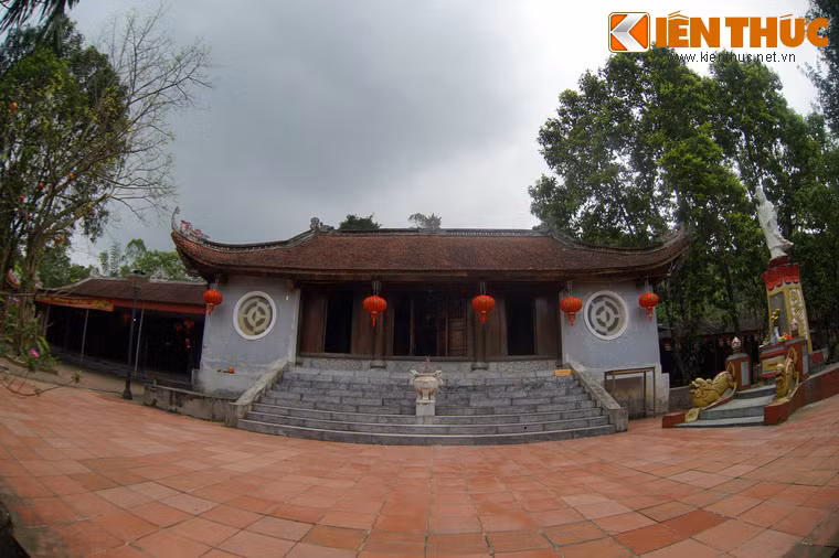 Năm 1901, Tổng đốc An Tĩnh là Đào Tấn đã cho tái thiết chùa Thiên Tượng. Ngày nay khuôn viên chùa rộng chừng 150.000 m2, gồm nhiều hạng mục dàn trải trong khung cảnh hùng vĩ của núi Thiên Tượng. Ảnh: Tòa Tam Bảo (giữa), nhà thờ Tổ (trái) và đài Quan Âm (phải) của chùa.