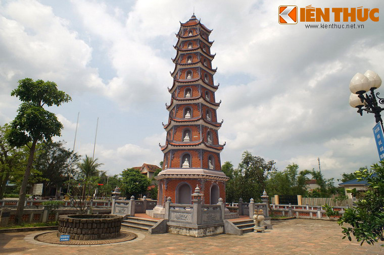 Hai tòa tháp Phật 9 tầng nằm hai bên sân trước Tam bảo.