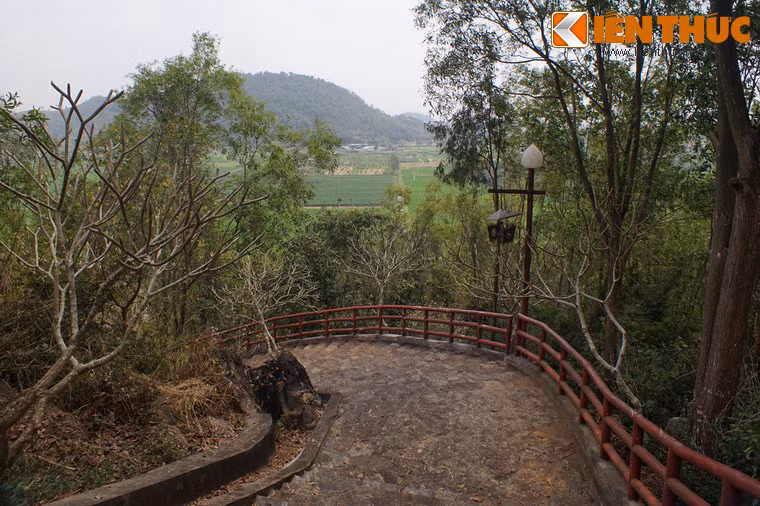 Khung cảnh nhìn từ đường lên đỉnh núi.