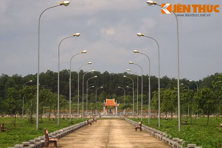 Toàn cảnh khu lăng mộ Nguyễn Hữu Cảnh ở xã Trường Thủy, huyện Lệ Thủy, tỉnh Quảng Bình. Khu lăng mộ mới được trùng tu lớn vào năm 2013.