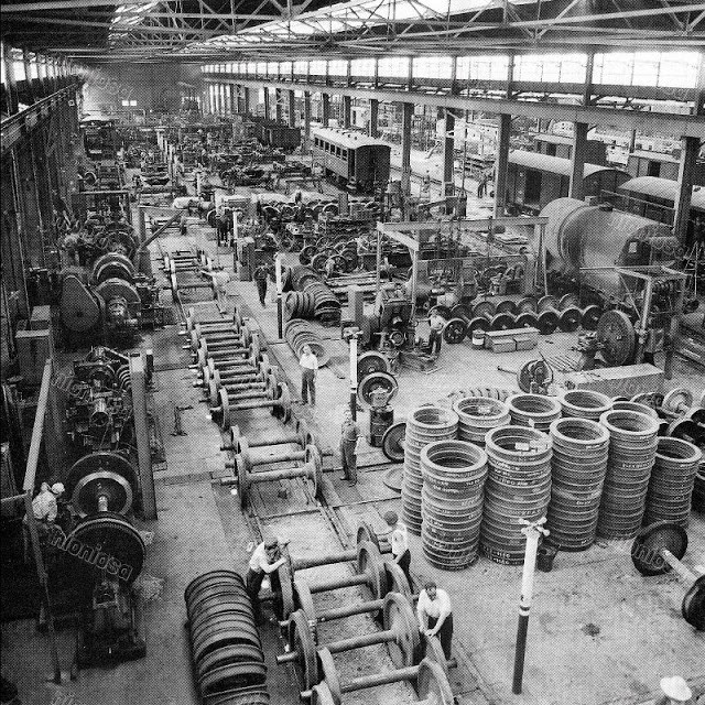 Trong nhà máy xe lửa Thessaloniki, tháng 7/1957. Ảnh: Dionysis Anninos.