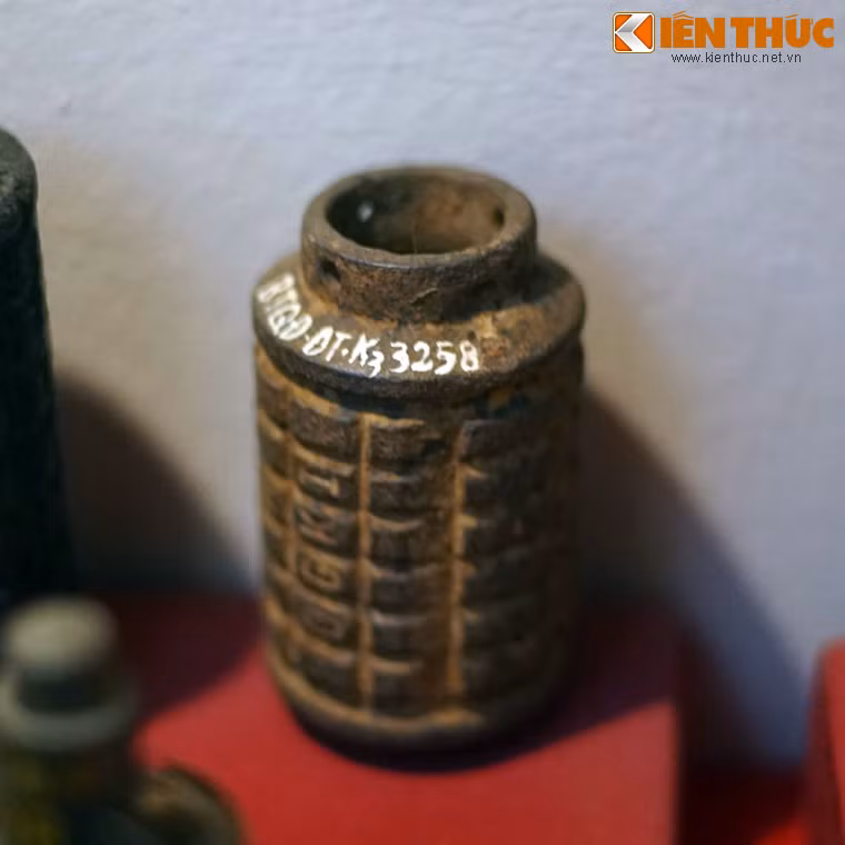 Lựu đạn DF, quân giới Việt Nam sản xuất, trang bị cho bộ đội trong Kháng chiến chống Pháp.