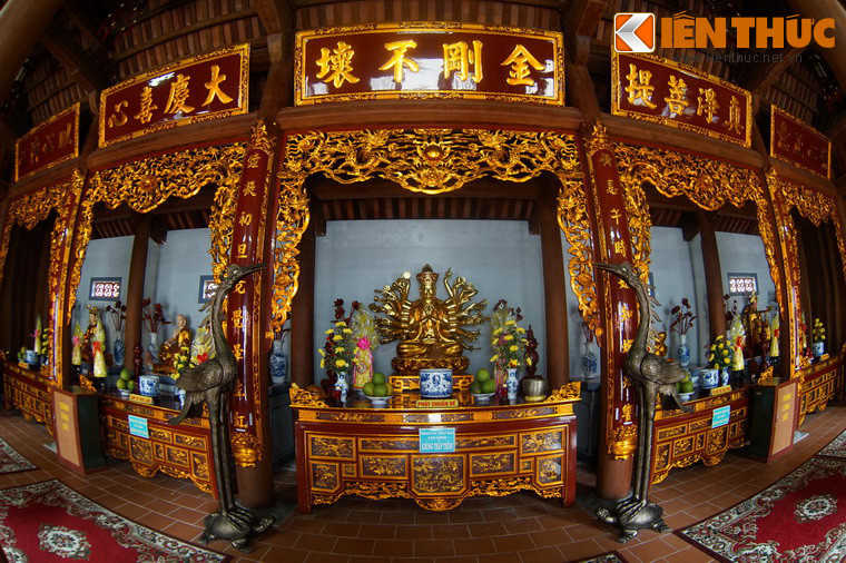 Không gian bên trong nhà thờ Tổ.