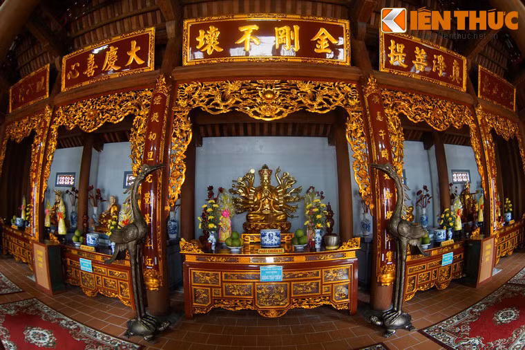 Không gian bên trong nhà thờ Tổ.