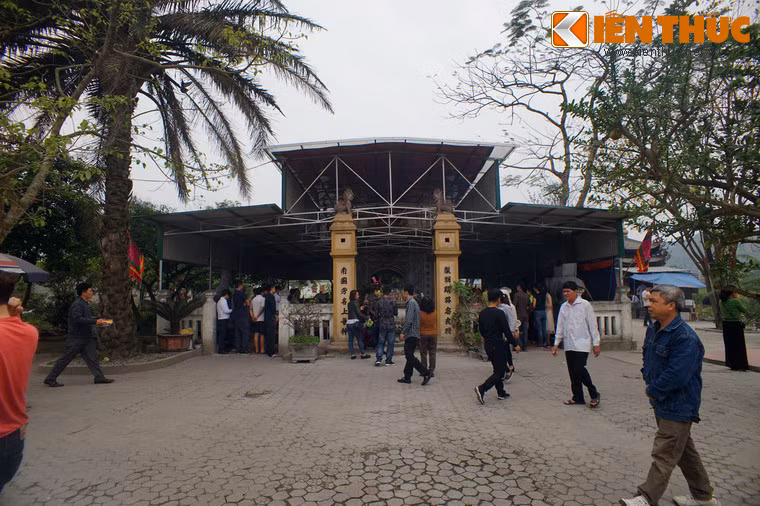 Lăng mộ Ông Hoàng Mười nằm trong khuôn viên đền Ông Hoàng Mười ở xã Hưng Thịnh, huyện Hưng Nguyên, tỉnh Nghệ An. Đây là ngôi đền nổi tiếng linh thiêng, thu hút hàng trăm nghìn du khách về chiêm bái mỗi năm.