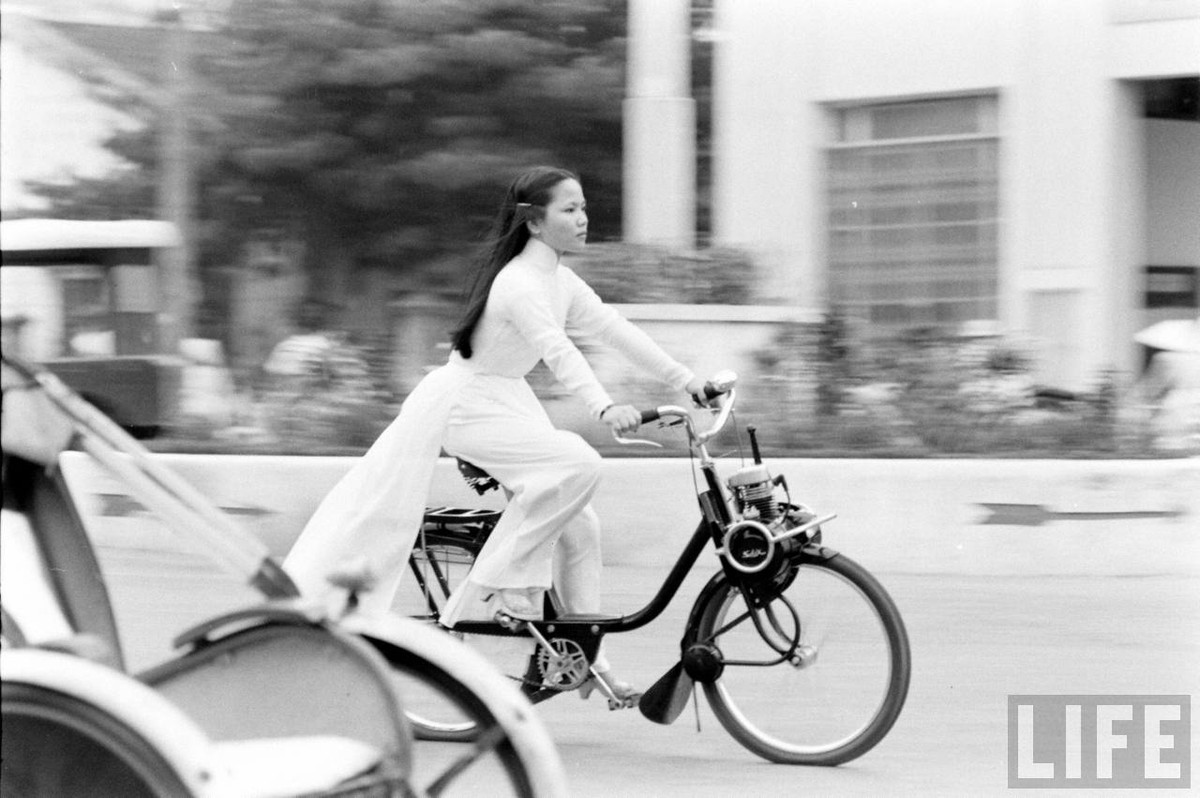 Tiểu thư Huế vi vu trên xe đạp gắn máy. Ảnh: Life.