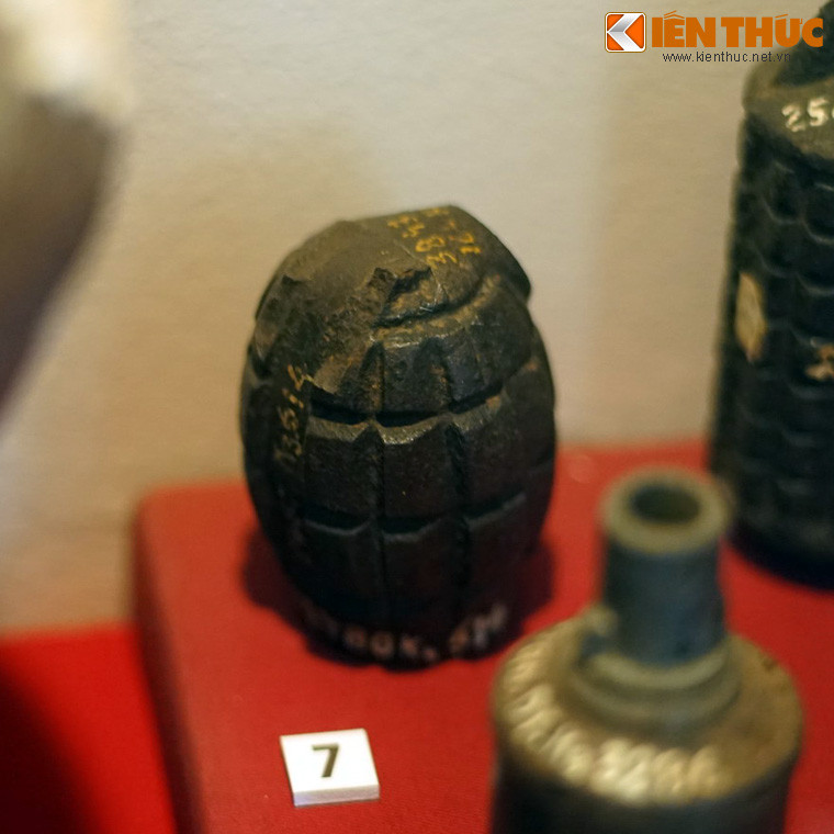 Lựu đạn nắp chữ thập, quân giới Việt Nam sản xuất, trang bị cho bộ đội trong Kháng chiến chống Pháp.