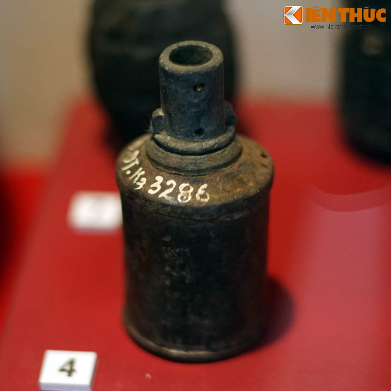 Lựu đạn bọ hung, xưởng quân giới Phan Đình Phùng sản xuất và trang bị cho Vệ quốc đoàn ở Hà Nội năm 1946. Các chiến sĩ quyết tử ở phố Hàng Thiếc đã dùng loại lựu đạn này đánh địch bảo vệ Thủ đô Hà Nội tháng 2/1947.