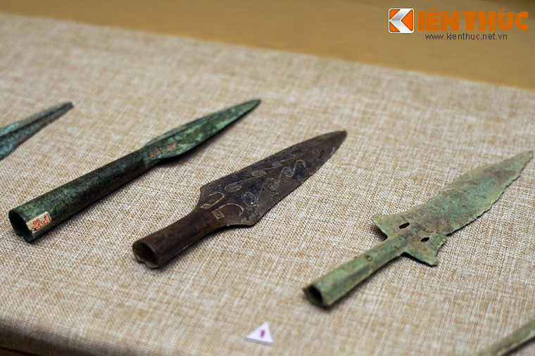 Giáo là loại vũ khí cận chiến sử dụng bằng cách đâm, gồm hai phần là lưỡi và cán. Lưỡi giáo Đông Sơn có đủ loại hình dạng, kích cỡ khác nhau, có chiếc dài tới trên 50cm, chiều dài trung bình vào khoảng 20 – 25cm.