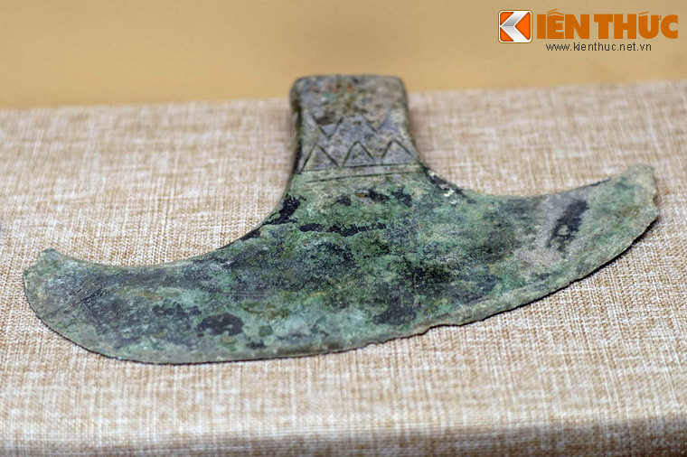 Đặc điểm chung của rìu Đông Sơn kích thước khá lớn, có bản lưỡi rộng, họng tra cán nhô ra ngoài sống lưỡi, họng và lưỡi không nằm trên cùng một trục dọc.