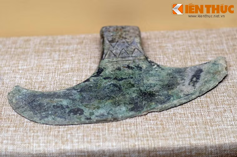 Đặc điểm chung của rìu Đông Sơn kích thước khá lớn, có bản lưỡi rộng, họng tra cán nhô ra ngoài sống lưỡi, họng và lưỡi không nằm trên cùng một trục dọc.