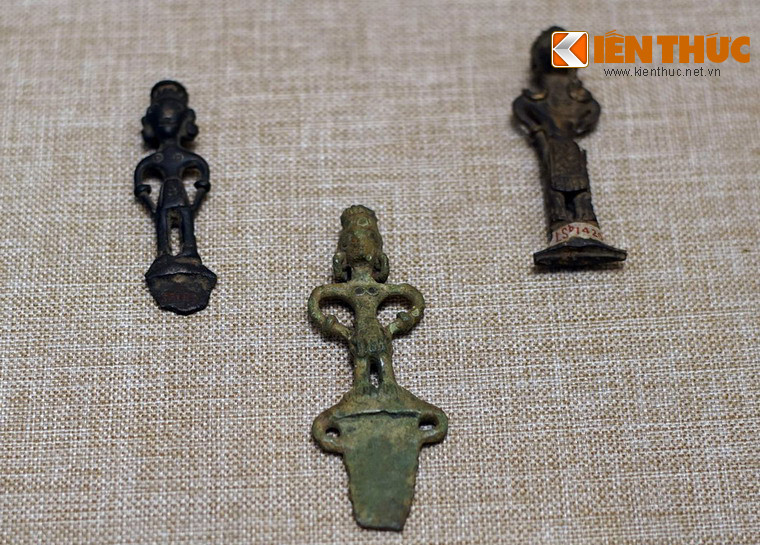 Một số mẫu dao găm của văn hóa Đông Sơn được chế tác rất cầu kỳ, như những chiếc dao găm có cán hình người phụ nữ này.