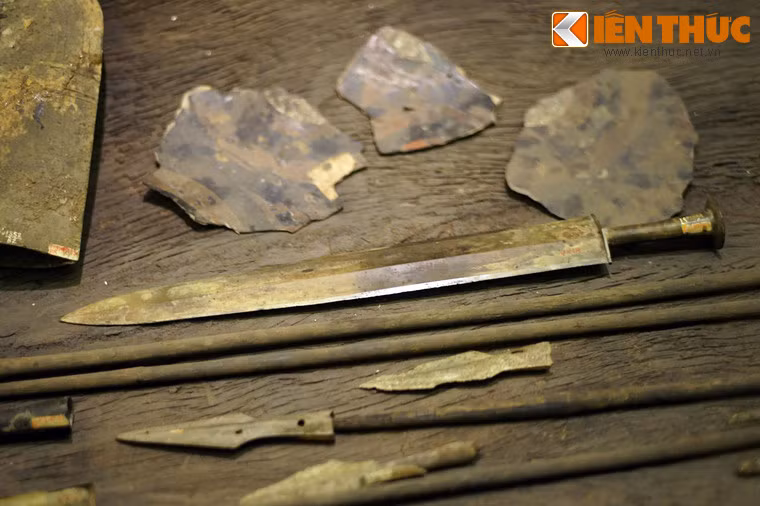 Kiếm là loại vũ khí đánh gần bằng động tác chém, đâm. Kiếm Đông Sơn có nhiều chủng loại với cách tạo hình, dộ dài ngắn, trang trí hoa văn khác nhau.