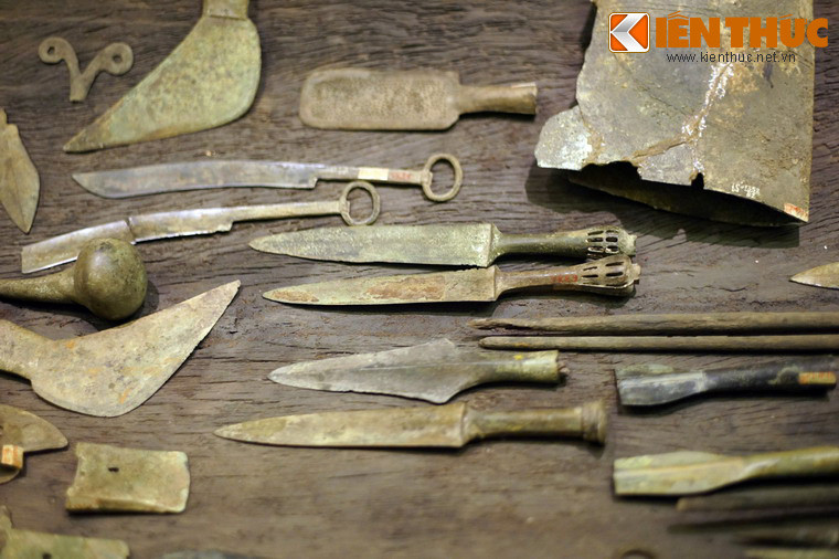 Các loại vũ khí được tìm thấy trong mộ thuyền Việt Khê của nền văn hóa Đông Sơn.