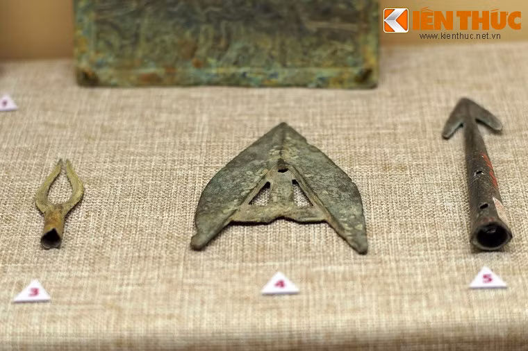 Từ trái qua phải: Mũi chĩa, mũi giáo và mũi lao. Trong khi chĩa và giáo là vũ khí cận chiến, lao lại là loại vũ khí đánh xa bằng phương pháp phóng, phần lớn có họng tra cán dài hơn mũi.