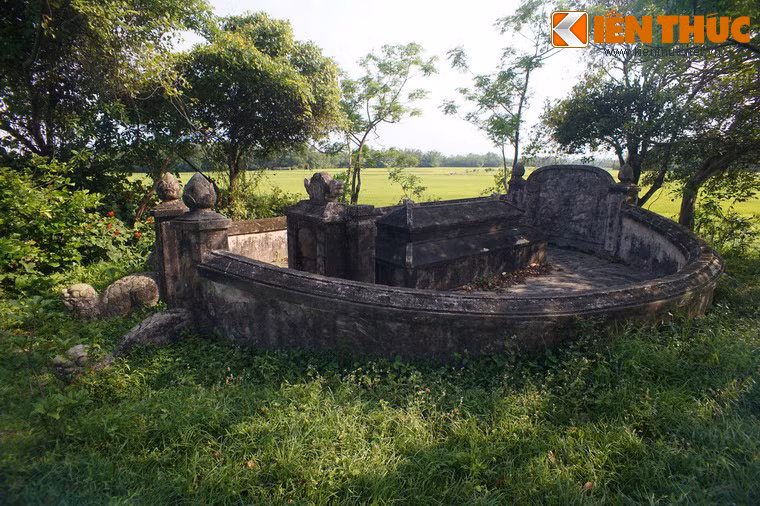 Mộ danh tướng Nguyễn Tri Phương nằm phía sau, chếch về bên trái so với mộ người con trai.