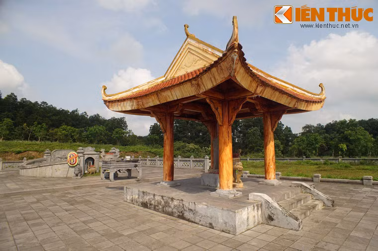 Theo sử sách, lúc mới ngoài 20 tuổi, Nguyễn Hữu Cảnh đã lập được nhiều công trạng trên chiến trường khi phò tá chúa Nguyễn Phúc Chu.