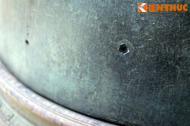 Vết đạn trên thân chiếc vạc đồng được đúc năm 1631, thời chúa Nguyễn Phúc Nguyên, hiện đang được đặt ngay trước hiên điện Long An (hiện là toà nhà trưng bày chính của Bảo tàng mỹ thuật cung đình Huế).