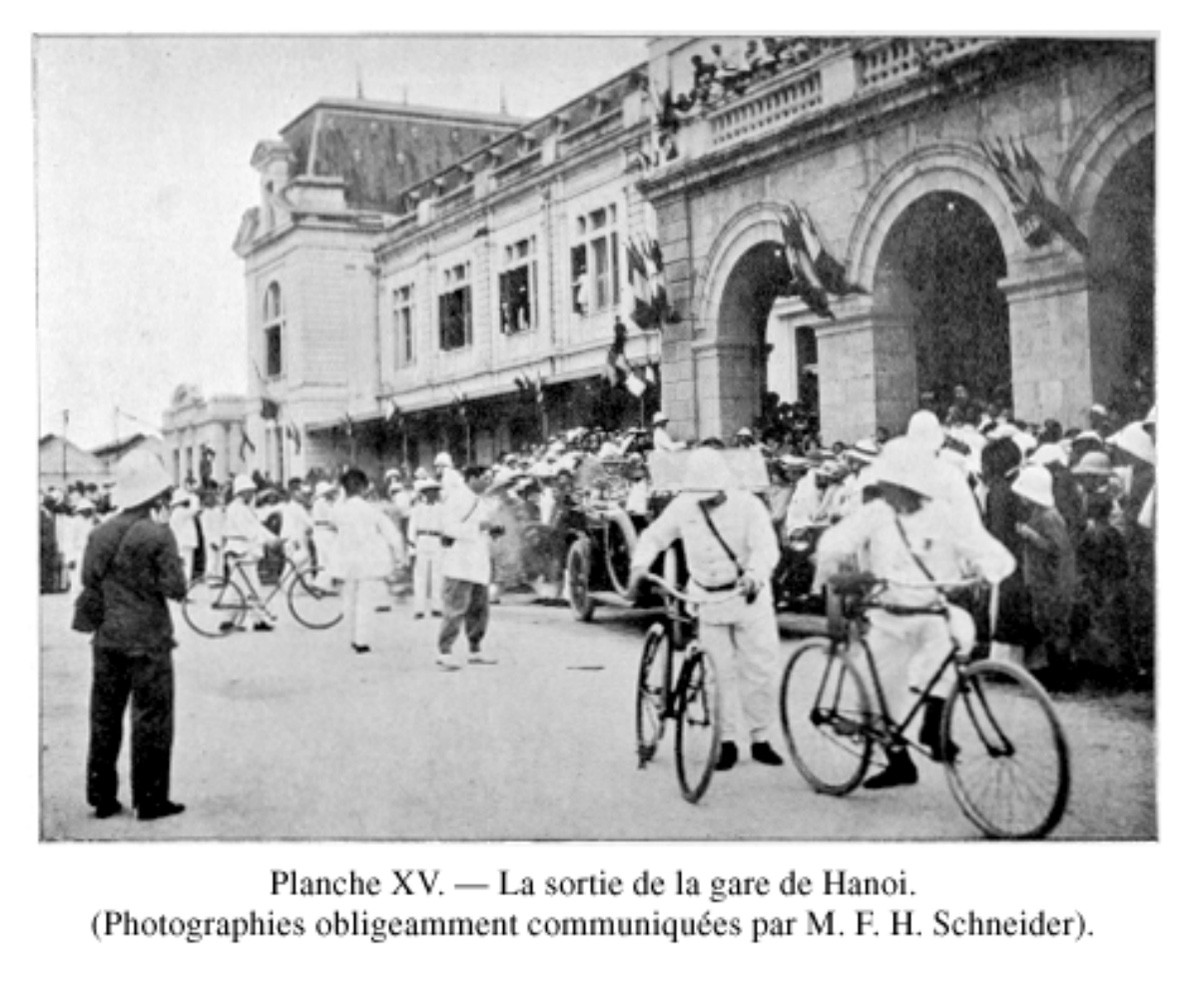 Cảnh đón tiếp vua tại ga Hà Nội. Ảnh tư liệu.