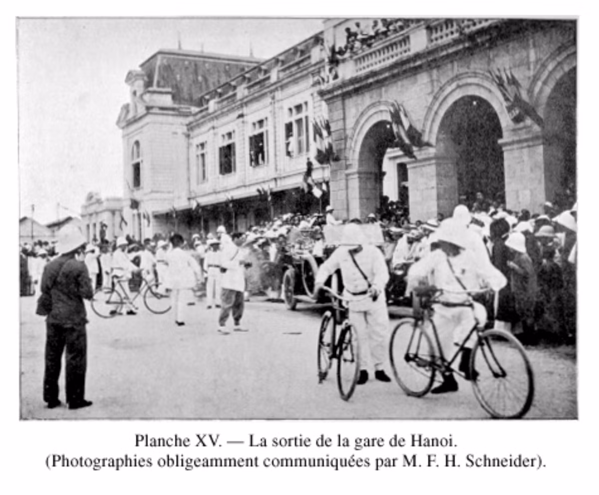 Cảnh đón tiếp vua tại ga Hà Nội. Ảnh tư liệu.