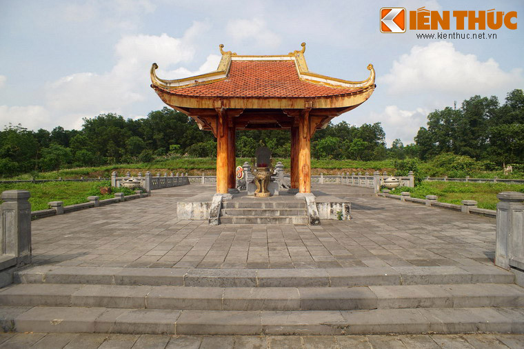 Sau hàng trụ biểu là con đường lát đá dẫn đến nhà bia.