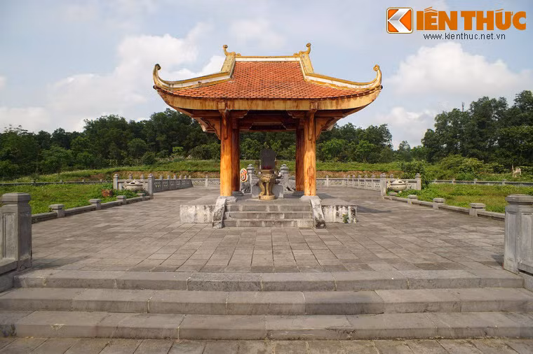 Sau hàng trụ biểu là con đường lát đá dẫn đến nhà bia.