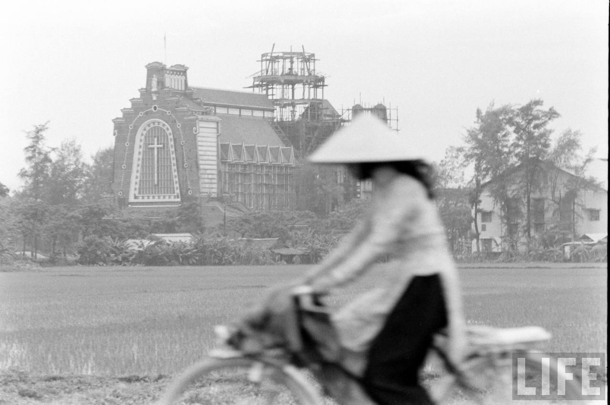 Tà áo dài lướt qua nhà thờ Dòng Chúa Cứu Thế Huế, lúc này đang được xây dựng. Ảnh: Life.