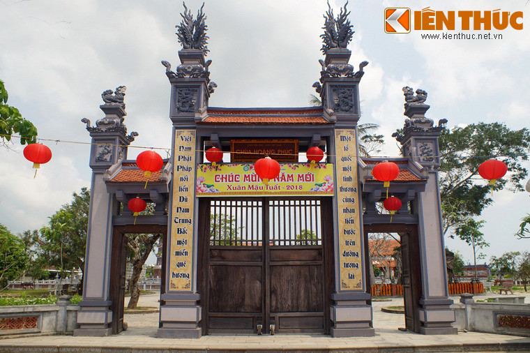 Cổng tam quan ngoại.