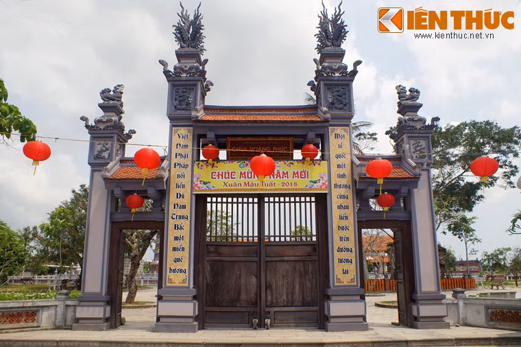 Cổng tam quan ngoại.