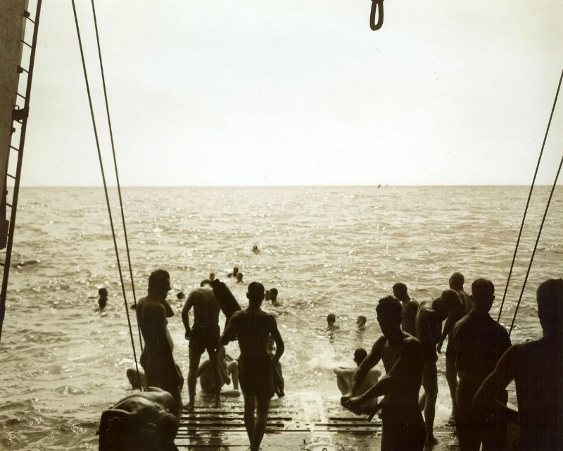 Một công dụng của tàu đổ bộ là có thể biến thành bãi tắm biển khi cần thiết. Ảnh: MacArthur Museum.